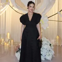 Stefhanie Zamora tampil dengan long dress hitam lengan puff kerah v neck. [@steffizamora]