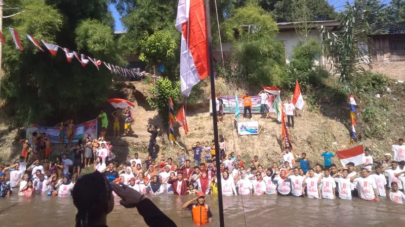 Upaca bendera di dalam Sungai Deli/Reza Efendi