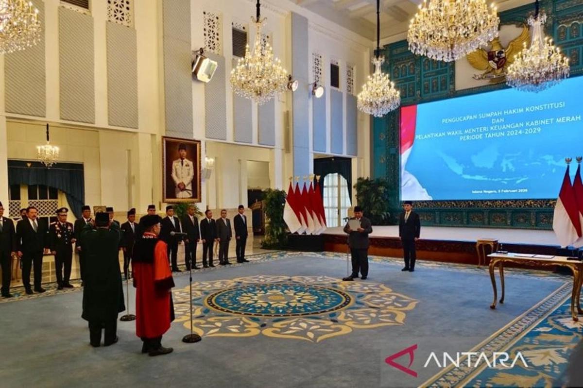 Adies Kadir Disumpah Jadi Hakim MK