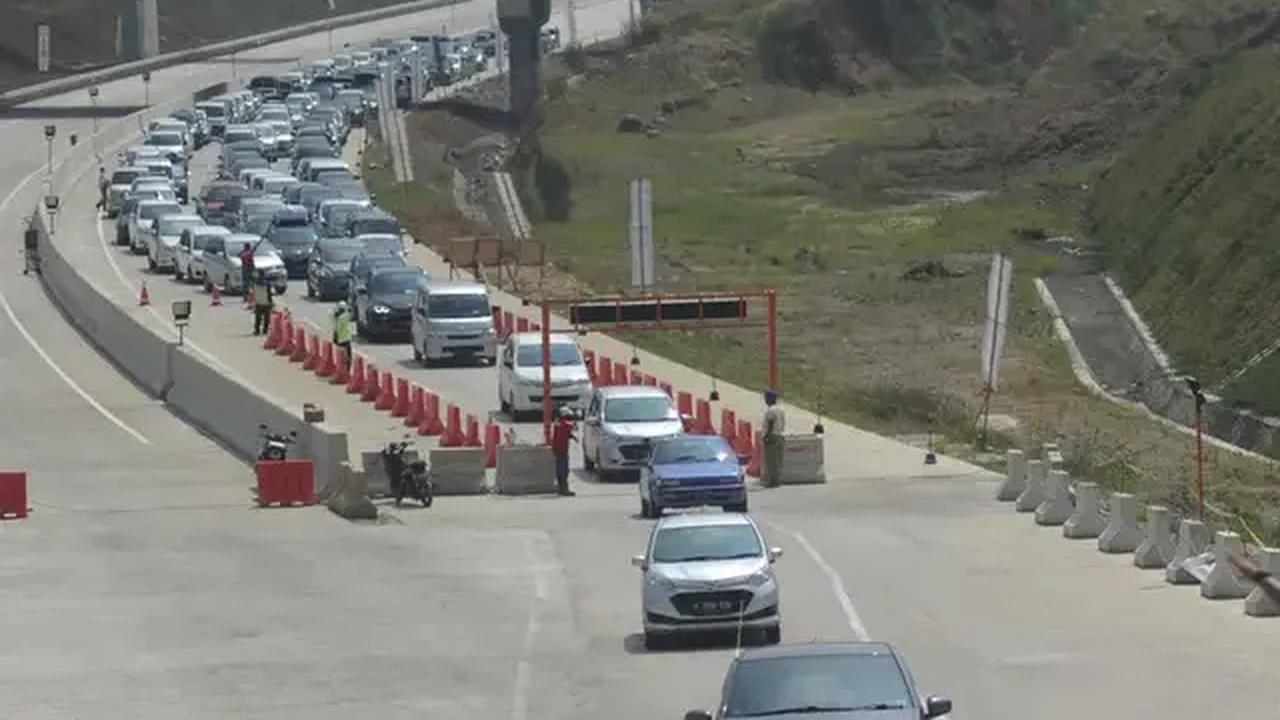Ruas tol tersebut juga diharapkan menjadi alternatif penghubung menuju kawasan pariwisata di sekitar kawasan Lido, Sukabumi, Pelabuhan Ratu, Ujung Genteng hingga Geopark Ciletuh.