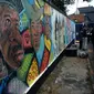 Beragam mural mulai dari mobil hingga tokoh pewayangan menghiasi dinding-dinding rumah di kawasan Purwokinanti, Pakualaman, Kota Yogyakarta. (Liputan6.com/Yanuar H)