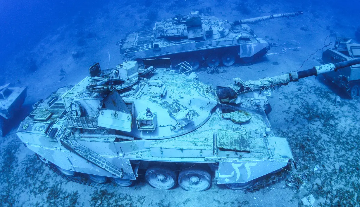Sebuah tank tempur Angkatan Bersenjata Yordania yang tenggelam di dasar laut Laut Merah di lepas pantai kota pelabuhan selatan Aqaba, pada 23 Juli 2019. Kendaraan tempur ini menjadi bagian dari museum militer bawah laut yang baru. (Aqaba Special Economic Zone Authority / AFP)