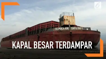 Cuaca buruk di laut utara jawa menyeret sebuah kapal tongkang ke tepi pantai Batamsari Tegal.