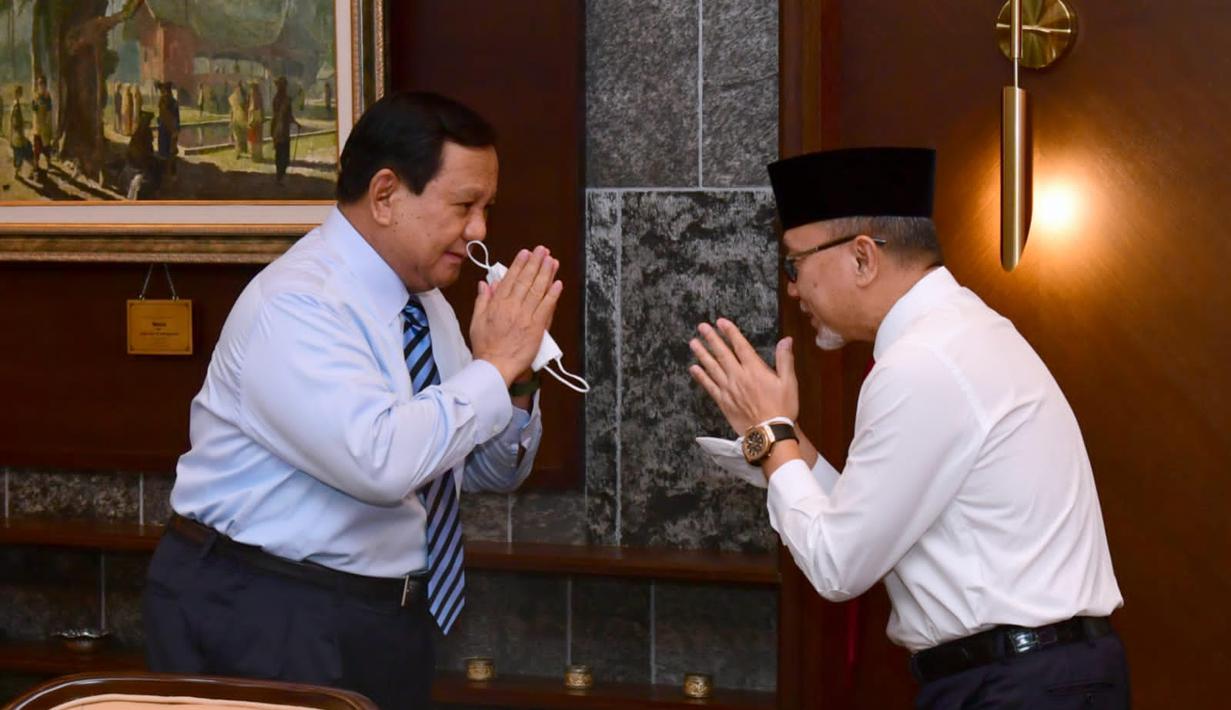 Ketua Umum Partai Amanat Nasional Zulkifli Hasan menyapa Ketua Umum Partai Gerindra Prabowo Subianto di Istana Kepresidenan Jakarta, Rabu, 15 Juni 2022. Presiden Jokowi akan melantik sejumlah menteri dan wakil menteri pada Kabinet Indonesia Maju sisa masa jabatan 2019-2024. (Foto: Sekretariat Presiden)