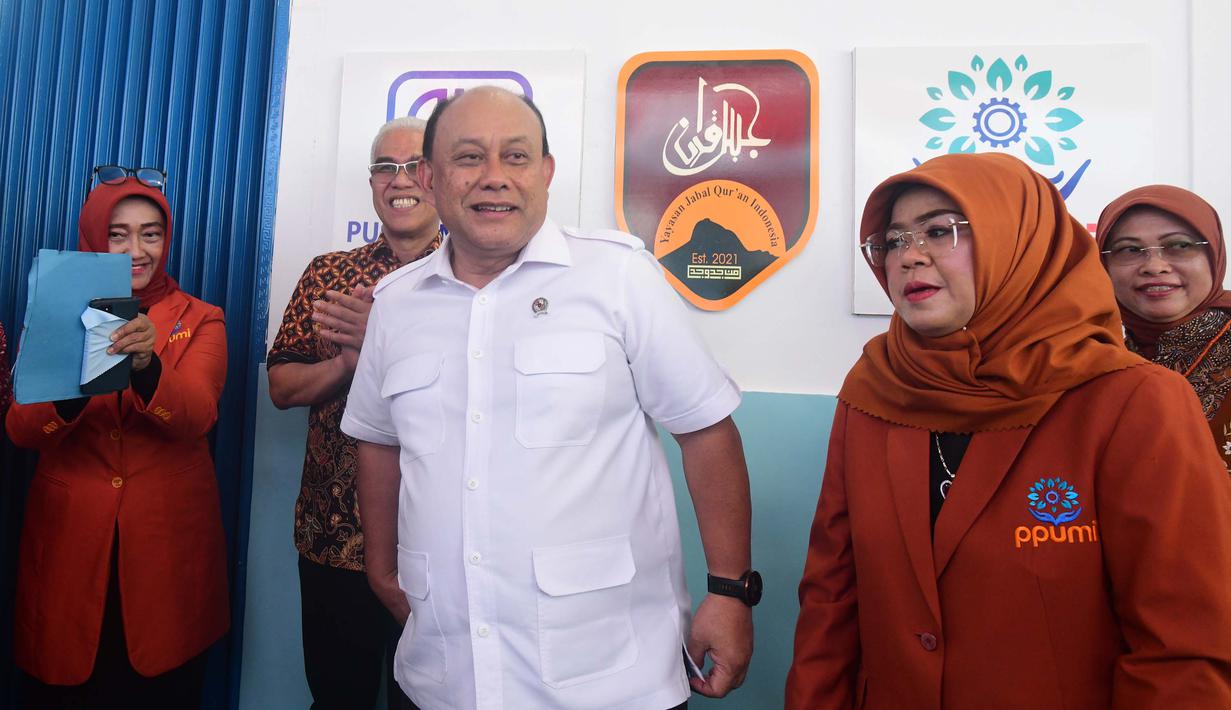 Dapur SPPG Terintegrasi yang digagas Yayasan Jabal Qur’an Indonesia bersama PPUMI ini dirancang tidak hanya sebagai fasilitas pengolahan makanan, tetapi sebagai model layanan gizi yang terhubung dengan penguatan ekonomi lokal. Konsep tersebut menempatkan dapur sebagai pusat aktivitas yang mendorong perputaran ekonomi di tingkat masyarakat sekitar. Tampak dalam foto, Kepala Badan Gizi Nasional (BGN), Dadan Hindayana bersama Ketua Umum Pemberdayaan Perempuan UMKM Indonesia (PPUMI), Munifah Syarwani menyaksikan dapur Satuan Pelayanan Pemenuhan Gizi (SPPG) saat Grand Launching Nasional SPPG Terintegrasi di Lapangan Dapur SPPG-MBG kawasan Tanah Sareal Kota Bogor, Jawa Barat, Selasa (23/12/2025). (merdeka.com/Arie Basuki)