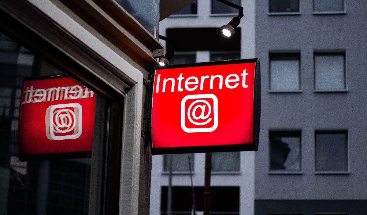 Lebih mencengangkannya lagi adalah meskipun secara keseluruhan di Indonesia memiliki rata-rata pengguna smartphone dapat mengunduh sampai dengan 21,1Mbps.