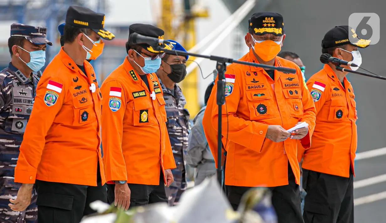 Kepala Basarnas Marsekal Madya TNI (Purn) Bagus Puruhito bersama jajaran memberikan keterangan status operasi SAR di Posko JICT II Tanjung Priok, Jakarta, Jumat (15/1/2021).  (Liputan6.com/Faizal Fanani)