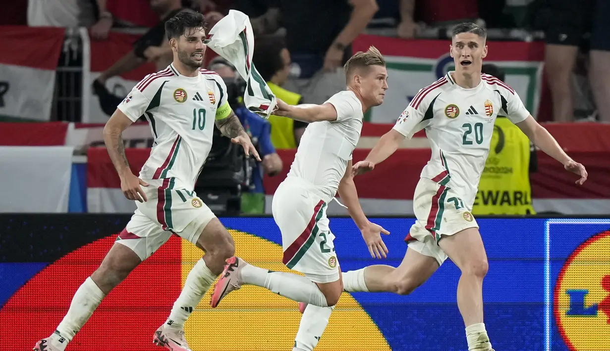 Striker Hungaria Kevin Csoboth (tengah) merayakan gol yang dicetaknya ke gawang Skotlandia pada laga terakhir Grup A Euro 2024 di Arena Stuttgart, Senin (24/6/2024) dini hari WIB.  (Foto AP/Mathias Schrader)