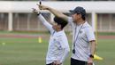 Pelatih Timnas Indonesia U-19, Shin Tae-yong, memberikan arahan kepada anak asuhnya saat latihan jelang Piala AFF U-19 2022 di Stadion Madya, Jakarta, Selasa (21/6/2022). (Bola.com/M Iqbal Ichsan)