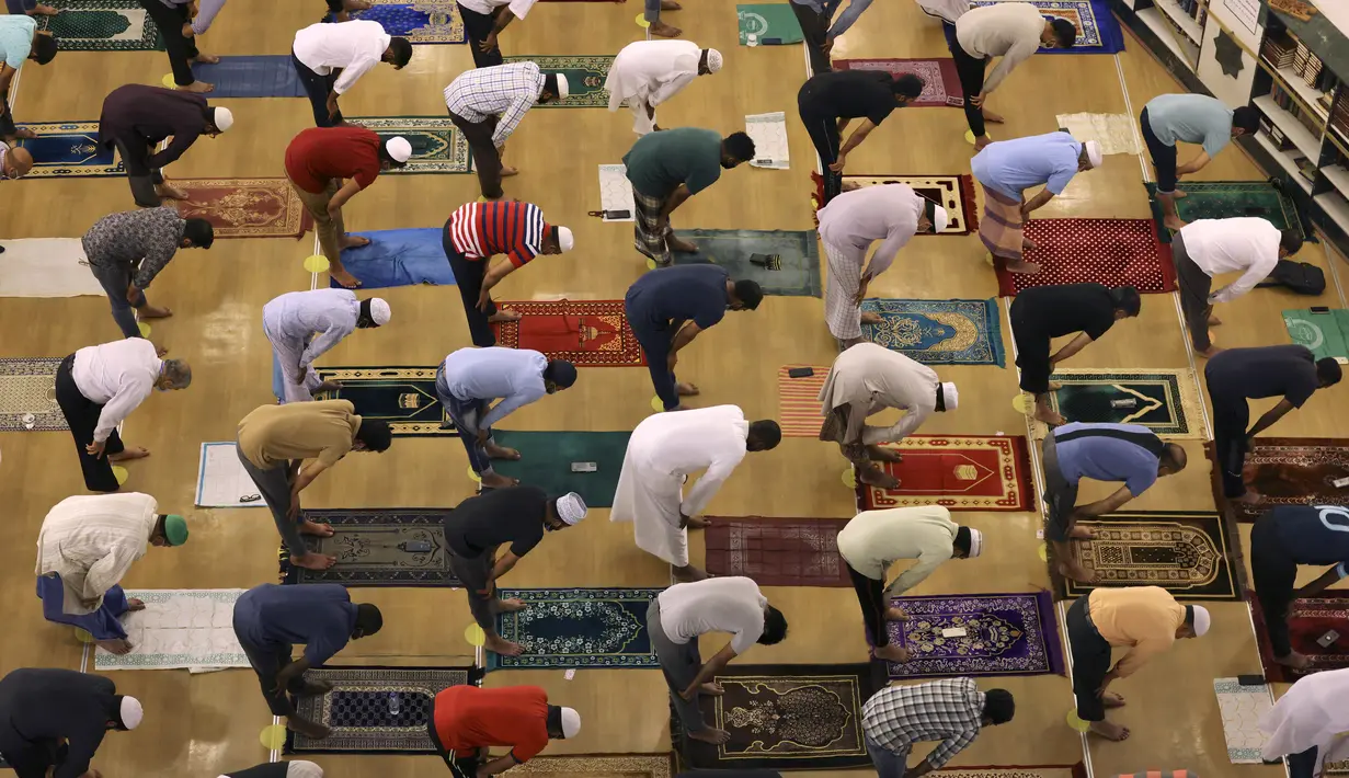 Umat Muslim melaksanakan sholat Tahajud selama Malam Lailatul Qadar di Masjid Naif, Dubai (5/5/2021). 10 hari menjelang berakhirnya bulan Ramadhan, umat muslim melakukan Itikaf untuk meraih malam kemuliaan (Lailatul Qadar) dengan membaca Alquran, Shalat Tahajud dan berzikir. (AFP/Karim Sahib)