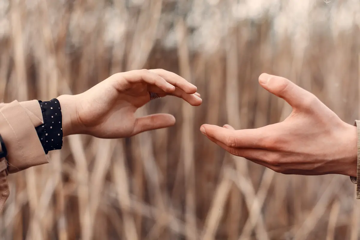 couple juli hands