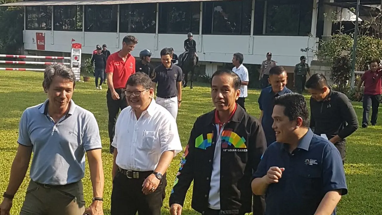 Presiden Republik Indonesia (RI), Joko Widodo mengunjungi pelatnas equestrian Asian Games 2018 di Arthayasa Stable, Bogor, Jawa Barat, Minggu (6/5/2018).