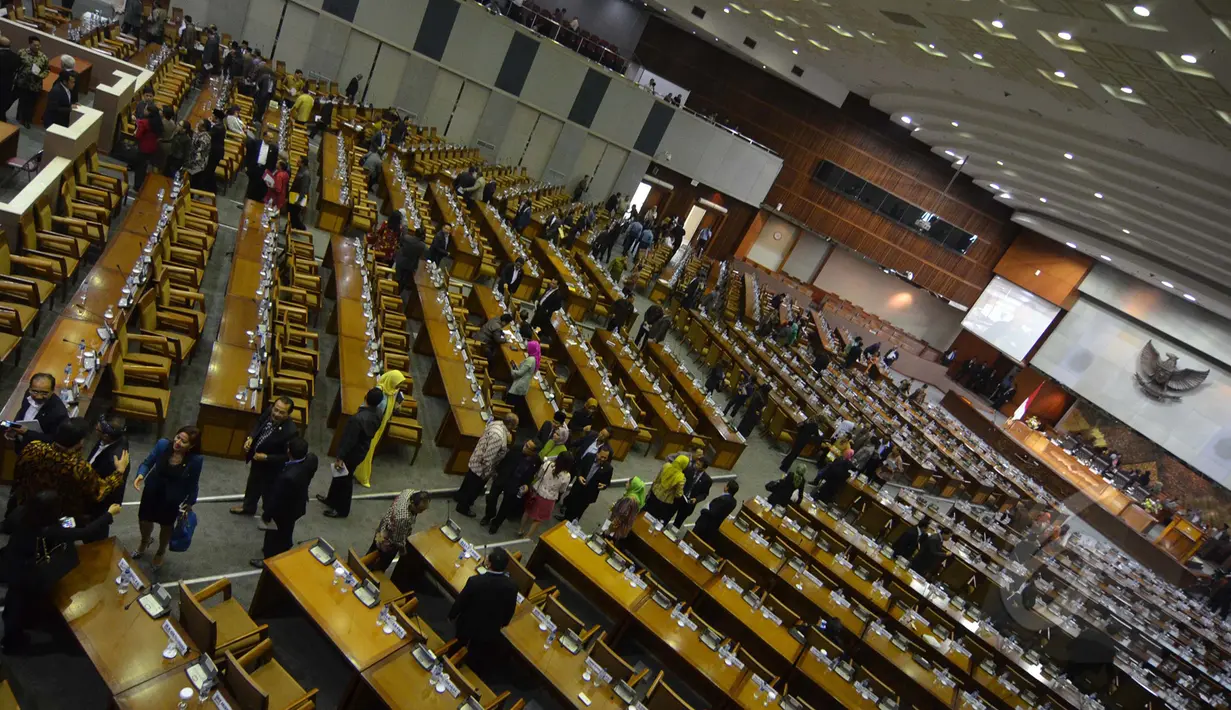Suasana sidang paripurna pembukaan reses di ruang paripurna gedung DPR, Jakarta, Senin (23/3/2015). Sekitar 255 anggota dewan tak hadir dalam sidang pembukaan reses tersebut. (Liputan6.com/Faisal R Syam)