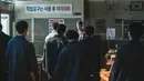 Meskipun dikelilingi oleh banyak tahanan, Jo Tae Sung tetap mempertahankan tatapan tajamnya, menambah ketegangan dalam drama. Pemirsa penasaran apakah Jo Tae Sang bisa keluar dari penjara dengan aman. (Foto: TVING)