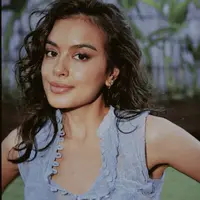 Eva Celia dengan Rambut Panjang Keriting , credit: @evacelia