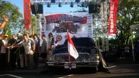 Salah satu mobil yang pernah digunakan Presiden Pertama RI Sukarno, Yanka Limousine buatan 1959, dipamerkan di Denpasar, Bali. (Liputan6.com/Dewi Divianta)