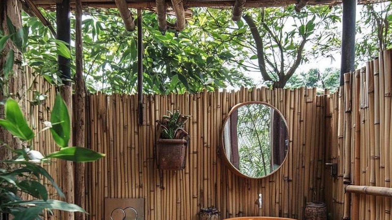 Ilustrasi Kamar Mandi Khas Pedesaan Semi Terbuka (©Pinterest)