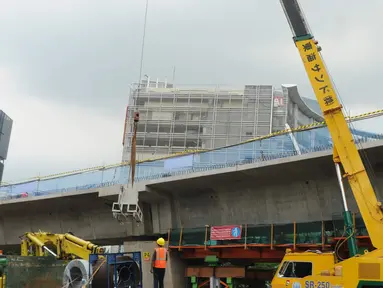 Aktivitas proyek pembangunan Simpang Susun Semanggi, Jakarta, Sabtu (12/11). Progres pengerjaan Proyek ini disebut-sebut sebagai upaya Pemprov DKI untuk mengurai kemacetan di Ibukota. (Liputan6.com/Helmi Afandi)