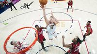Center Denver Nuggets,&nbsp;Nikola Jokic, berhasil membawa timnya menjuarai NBA 2022/2023 setelah mengalahkan Miami Heat dengan agregat 4-1. Pada game kelima di&nbsp;Ball Arena, Denver, Colorado, Selasa (13/6/2023) pagi WIB, Nuggets menang 94-89 atas Heat. (POOL / GETTY IMAGES NORTH AMERICA / Getty Images via AFP)