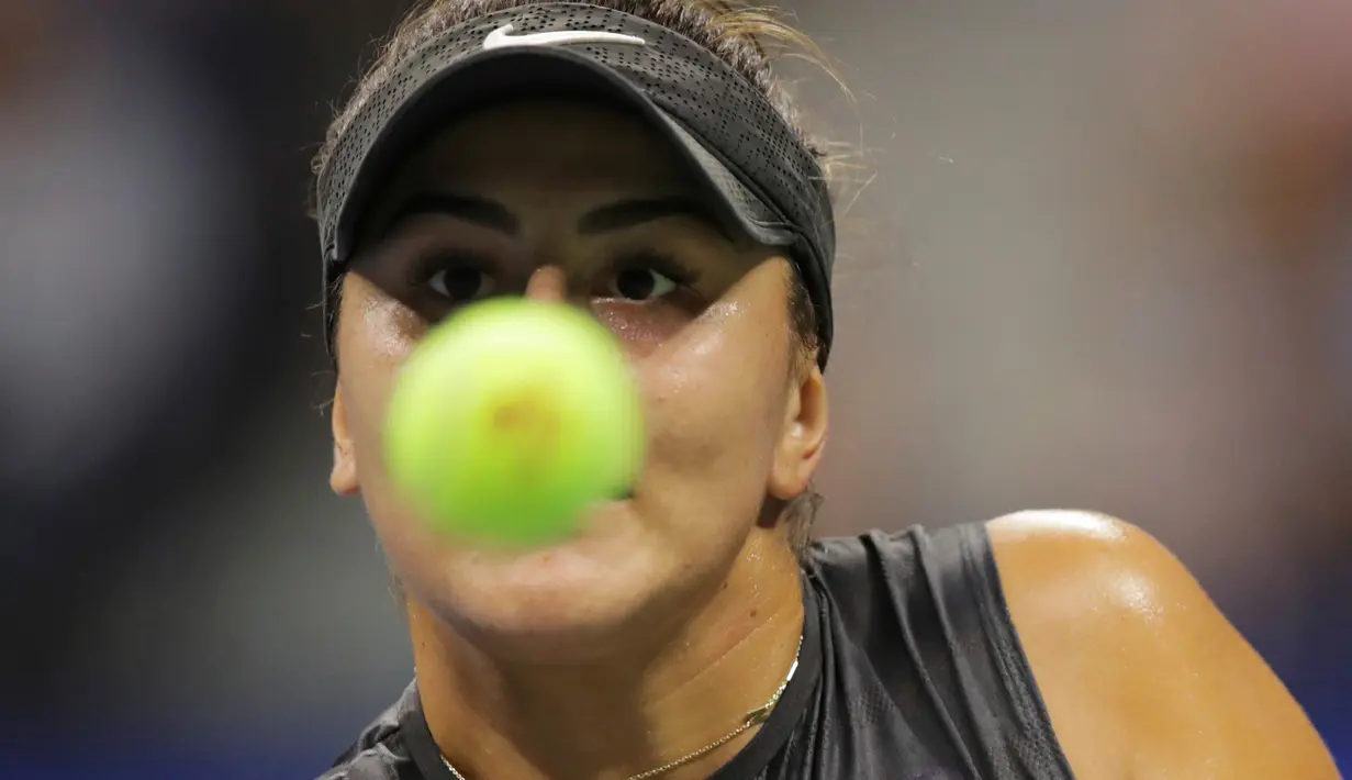Petenis Kanada, Bianca Andreescu mengembalikan bola ke arah petenis Swiss, Belinda Bencic pada babak semifinal AS Terbuka di Arthur Ashe Stadium, Kamis (6/9/2019). Petenis berusia 19 tahun itu mengamankan tiket ke final AS Terbuka usai menang dengan skor 7-6 (7-3) dan 7-5. (AP/Charles Krupa)