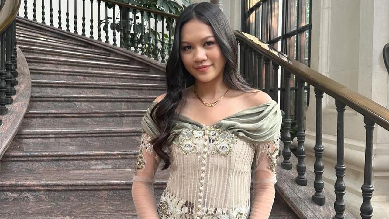 Bimbim dan sang istri juga turut membagikan momen bahagia saat Lula mengenakan kebaya.