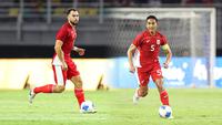 Pemain Timnas Indonesia, Jordi Amat dan Rizky Ridho dalam laga FIFA Matchday melawan Chinese Taipei di Stadion Gelora Bung Tomo (GBT), Surabaya, Jumat (05/08/2025). (Bola.com/Abdul Aziz)