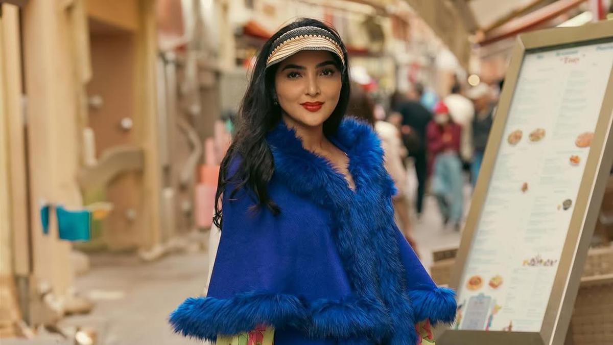 6 Gaya Liburan Ashanty di Monaco, Nyentrik Pakai Outer Bulu Biru Elektrik