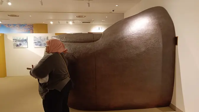 <p>Naik ke lantai dua, terdapat pameran tentang sejarah pembangunan Daibutsu. Di mana di ruangan itu terdapat model ibu jari Buddha yang sangat besar.</p>