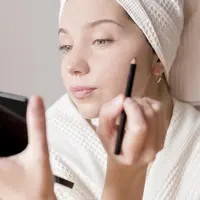 Sahabat Fimela, yuk simak cara agar makeupmu tetap awet meskipun tipe kulitmu berminyak. [Dok/freepik.com]