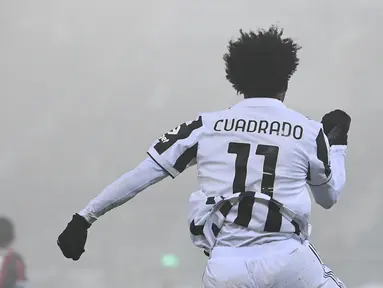 Gelandang Juventus Juan Cuadrado merayakan gol yang dicetanya ke gawang Bologna pada laga pekan ke-18 Liga Italia di Stadio Renato Dall'Ara, Minggu (19/12/2021) dini hari WIB. Bertamu ke markas Bologna, Juventus sukses mengalahkan tuan rumah dengan skor 2-0. (Vincenzo PINTO / AFP)