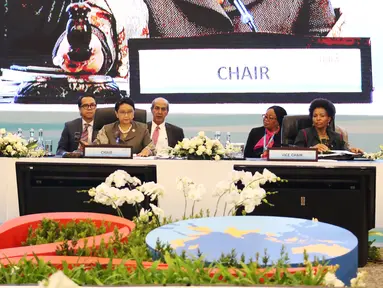 Menteri Luar Negeri RI, Retno Marsudi membuka dan memimpin pertemuan tingkat menteri dalam rangkaian Konferensi Tingkat Tinggi Asosiasi Negara Lingkar Samudera Hindia (IORA) di Jakarta Convention Centre, Senin (6/3). (Liputan6.com/Angga Yuniar)