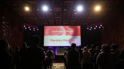 Para undangan menyanyikan lagu Indonesia Raya saat Perayaan Hari Jadi dan Grand Launching Logo Baru Merdeka.com yang berlangsung di SCTV Tower, Senayan, Jakarta, Selasa (21/02/2023). (Bola.com/Bagaskara Lazuardi)