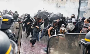 Polisi anti huru hara menggunakan meriam air saat menghadapi siswa selama protes menentang sekolah-sekolah yang kekurangan sumber daya, di Rennes, Prancis barat, Selasa, 6 Oktober 2026. (AP Photo/Jeremias Gonzalez)