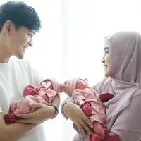 Potret Anisa Rahma dan Anandito Peluk Buah Hati. (Sumber: Instagram/anisarahma_12)