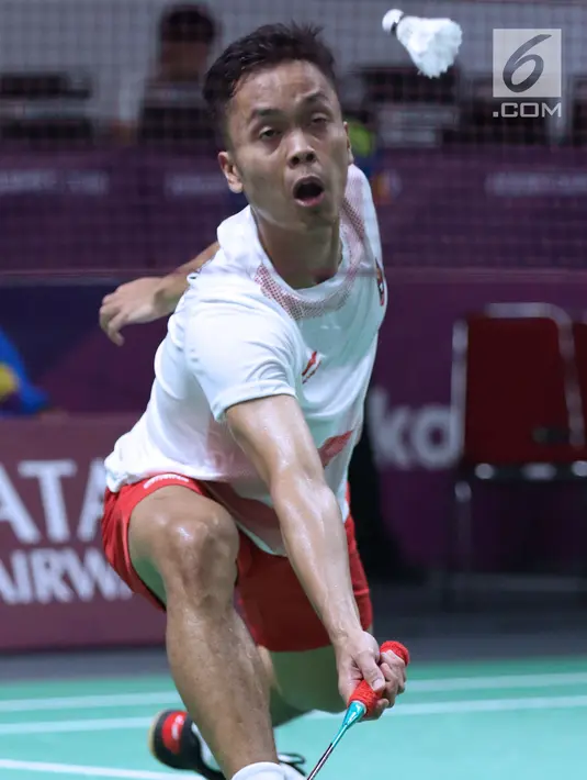 Tunggal putra Indonesia, Anthony Sinisuka Ginting mengembalikan kok ke arah pemain Jepang, Kento Momota pada semifinal Bulutangkis Beregu Putra Asian Games 2018 di Jakarta, Selasa (21/8). (Liputan6.com/Helmi Fithriansyah)