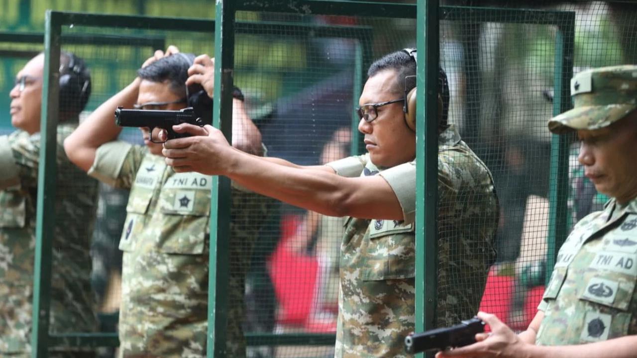 Perwira Tinggi dan Komandan Batalyon TNI Angkatan Darat mengikuti uji kemampuan jasmani di Markas Kopassus Cijantung Jakarta Timur
