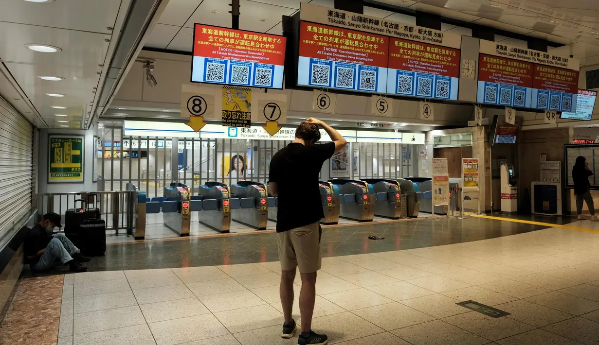 Layanan kereta api, termasuk kereta cepat Shinkansen, serta ratusan penerbangan domestik dibatalkan karena hujan lebat dan angin kencang. (Kazuhiro NOGI/AFP)