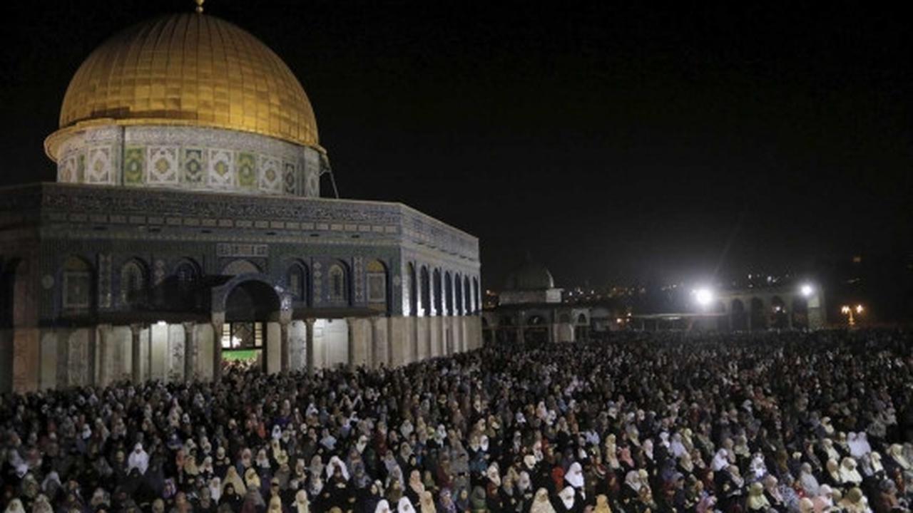 Kekhusyukan doa muslim perempuan Palestina di Kubah Shakhrah