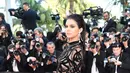 Meskipun bagian bokong Kendall Jenner terlihat, ia berhasil menutupi bagian depannya dengan bikini velvet berwarna hitam. Kendall dengan lihai berpose didepan kamera paparazi. (AFP/Bintang.com)