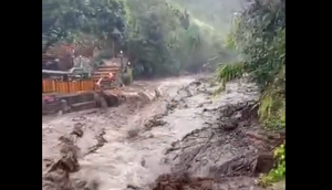 Banjir bandang terjang kawasan wisata air panas Guci Tegal