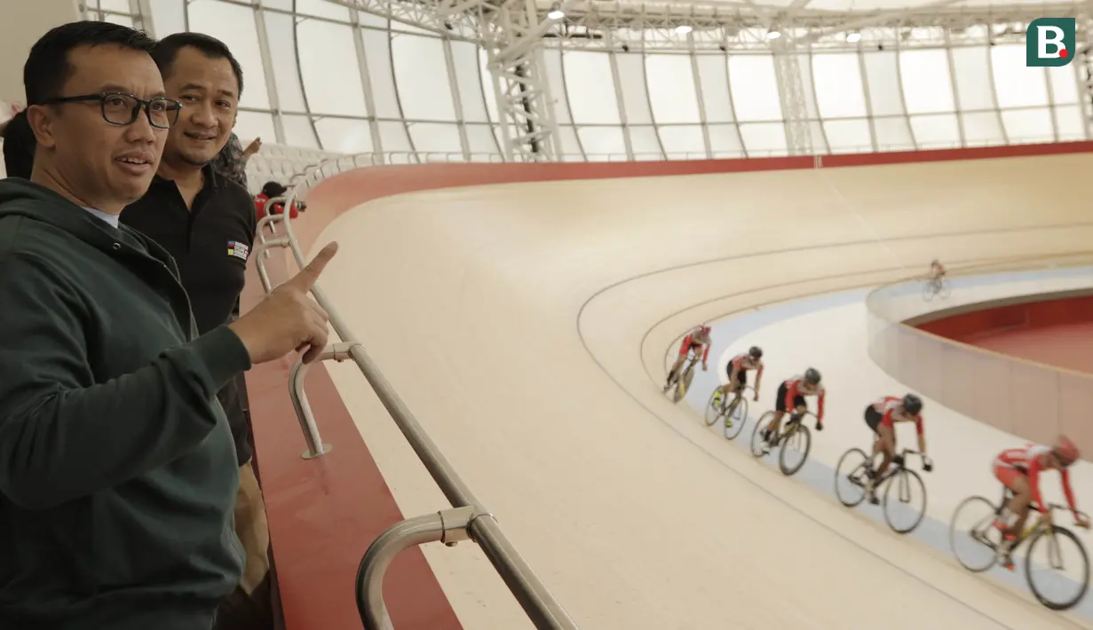 Menpora RI, Imam Nahrawi, saat meninjau venue balap sepeda di Jakarta Internasional Velodrome, Jakarta, Selasa (31/7/2018). Menpora berharap para atlet dapat berprestasi di Asian Games 2018. (Bola.com/M Iqbal Ichsan)