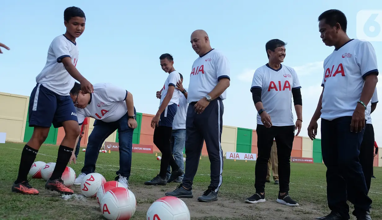 Pelatih Tim Nasional U23 Indra Sjafri (kedua kanan) berbincang pada kegiatan AIA Sepakbola Untuk Negeri di Stadion Mini Pancing, Medan, Sumatera Utara, Selasa (7/1/2020). 60 siswa sekolah sepakbola (SSB) mengikuti pelatihan untuk hidup lebih sehat dan lebih baik. (Liputan6.com/HO/Ady)