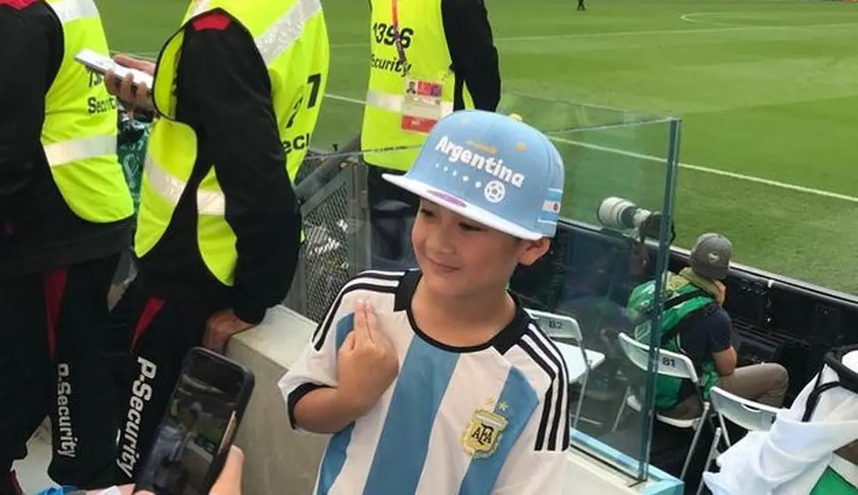 Meskipun tim kebanggaannya harus kalah, namun Rafathar tak berkecil hati. [Foto: instagram.com/raffinagita1717]