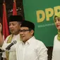 Ketum PKB, Muhaimin Iskandar (tengah) bersama pasangan Cagub-Cawagub Arinal Djunaidi (kiri) dan Chusnunia Chalim untuk Pilkada Lampung 2018 memberi sambutan di Gedung DPP PKB, Jakarta, Rabu (20/12). (Liputan6.com/Faizal Fanani)