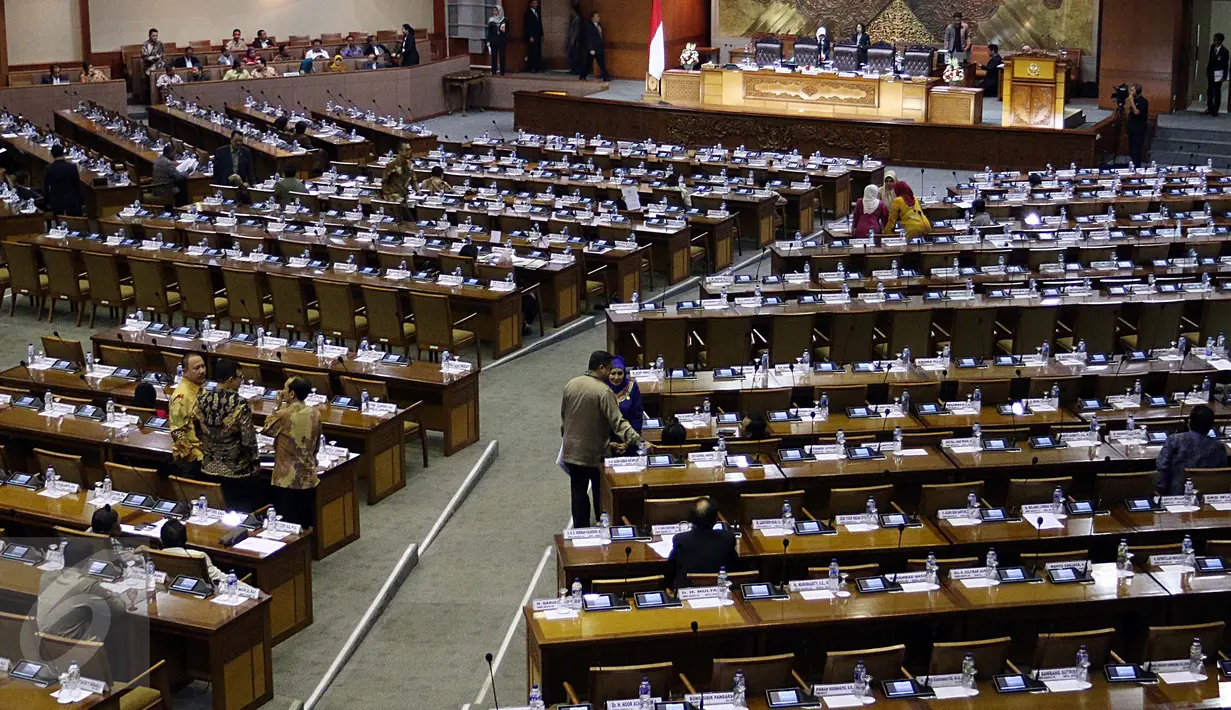 Rapat Paripurna DPR mengesahkan 9 Anggota Ombudsman RI yang telah melalui uji kelayakan dan kepatutan di Komisi II pada 26-28 Januari, Jakarta, Selasa (2/2/2016). Sebanyak 256 anggota DPR tidak hadir saat paripurna dimulai. (Liputan6.com/Johan Tallo)