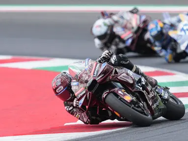 Pembalap Ducati Lenovo Team, Marc Marquez, sukses menjadi juara dalam balapan MotoGP Italia 2025 di Sirkuit Mugello pada Minggu (22/6/2025). (AP Photo/Antonio Calanni)