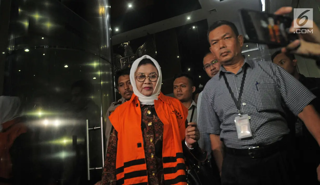 Bupati Subang Imas Aryumningsih berjalan meninggalkan Gedung KPK seusai menjalani pemeriksaan, Jakarta, Kamis (15/2). KPK resmi menahan Imas Ayumningsih di Rumah Tahanan (Rutan) di belakang Gedung Merah Putih KPK. (Liputan6.com/Herman Zakharia)