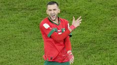 Hakim Ziyech menjadi sosok vital di balik performa impresif Maroko di Piala Dunia 2022. Pemain Chelsea itu seakan terlahir kembali dan sukses memainkan peran krusial di lini serang Singa Atlas. (AP Photo/Ricardo Mazalan)