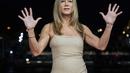 Jennifer Aniston tidak terlihat di ajang Oscar tahun ini, namun ia tetap tampil memukau di karpet merah. Aktris ini bergabung dengan lawan mainnya dalam film Murder Mystery 2, Adam Sandler, di Paris untuk pemotretan, dan ia terlihat memukau! (AP Photo/Lewis Joly)