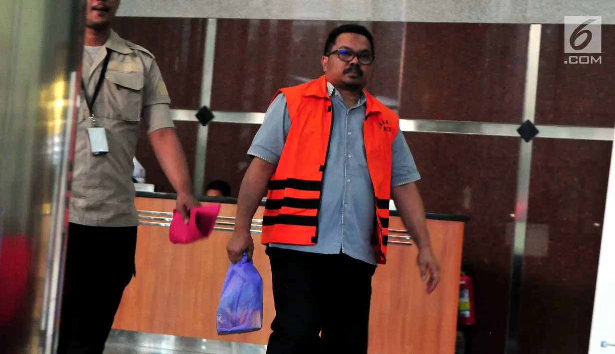 Direktur PDAM Bandarmasih, Muslih yang tertangkap dalam operasi tangkap tangan (OTT) KPK usai pemeriksaan pertama di Gedung KPK, Selasa (15/9). (Liputan6.com/Helmi Afandi)